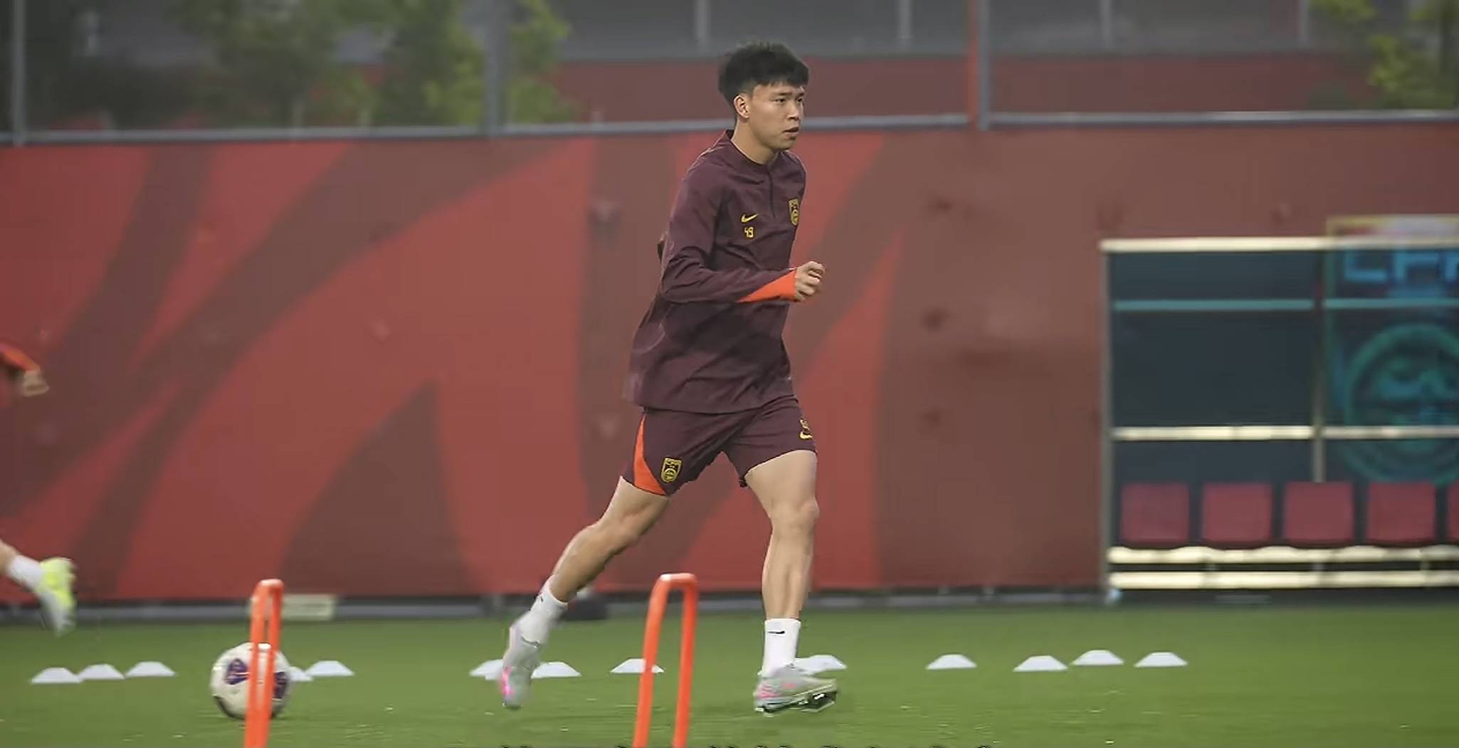 国足东亚杯噩梦开局！李东炅远射世界波，7年7战韩国从未零(足球拒绝国足我加入欧洲豪强笔趣阁)