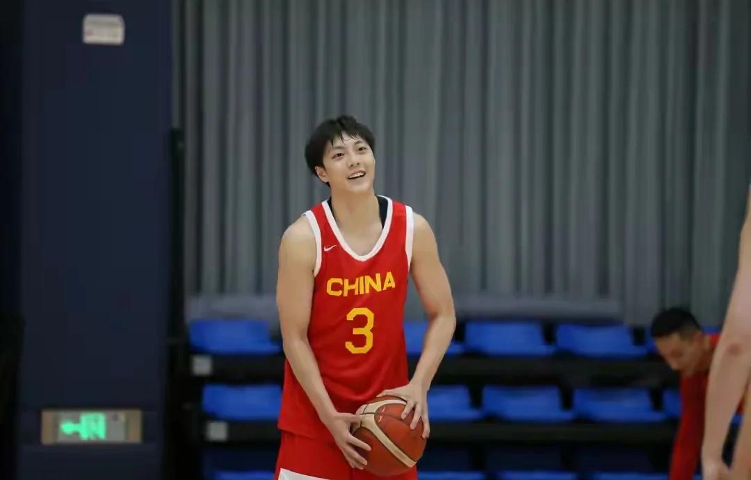 胡明轩三分绝杀中国男篮险胜尤文图特(中国篮球队胡明轩)